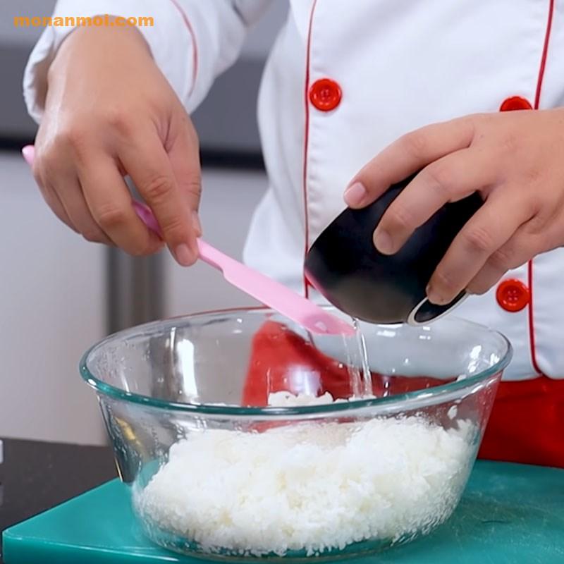 Bước 2 Làm sốt giấm và trộn Maki sushi
