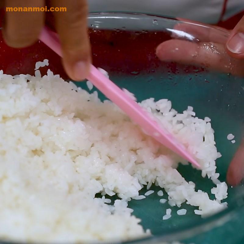 Bước 2 Làm sốt giấm và trộn Maki sushi