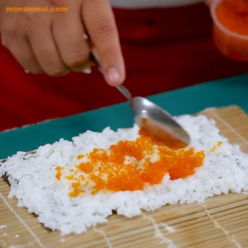 Bước 3 Tiến hành cuộn cơm Maki sushi