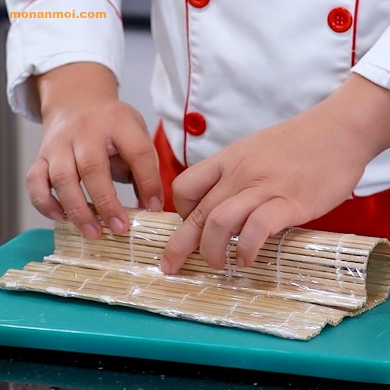 Bước 3 Tiến hành cuộn cơm Maki sushi
