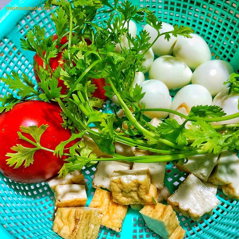 Bước 1 Sơ chế nguyên liệu Đậu hũ trứng cút sốt cà