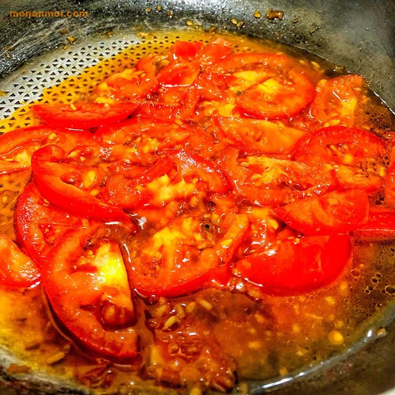 Bước 2 Sốt cà chua với trứng cút và đậu hũ Đậu hũ trứng cút sốt cà