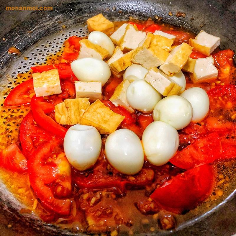 Bước 2 Sốt cà chua với trứng cút và đậu hũ Đậu hũ trứng cút sốt cà