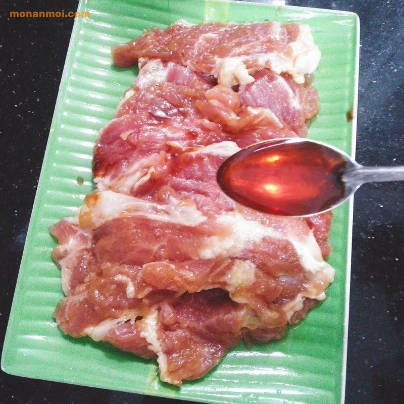 Bước 3 Ướp thịt Thịt heo cuộn rau củ nướng